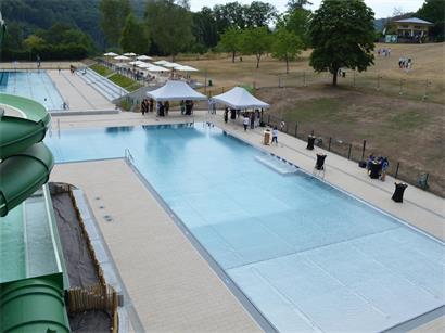 Blick von der Wasserrutsche auf das Nichtschwimmerbecken (im Vordergrund) und auf das 50-Meter-Becken