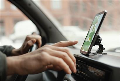 Blitzer-App auf Smartphone im Auto, erlaubt in Luxemburg bei Einhaltung der Mobilfunkgesetze beim Fahren