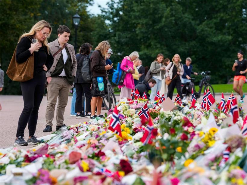 Norwegen trauert um König Harald – und begrüßt König Haakon Blumen liegen vor dem Königspalastplatz