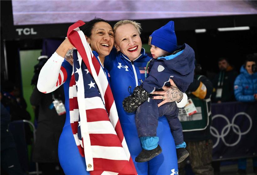 Bobpilotin Elana Meyers Taylor jubelt im Ziel mit ihrem Sohn Noah auf dem Arm bei Bobrennen