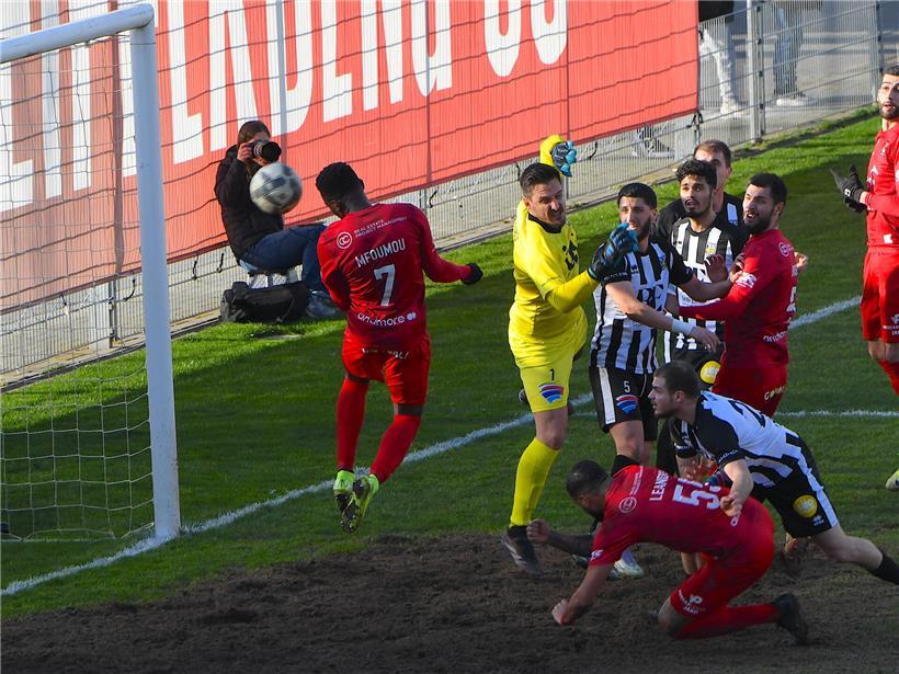 Boris Mfoumou erzielt Kopfballtor nach Ecke im Fußballspiel, erstes Tor der Partie.