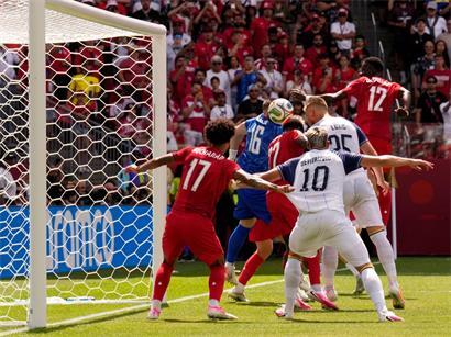 Bosniens Jovo Lukic erzielt das 0:1 Tor bei internationalem Fußballspiel, jubelnd mit Teamkollegen auf dem Feld