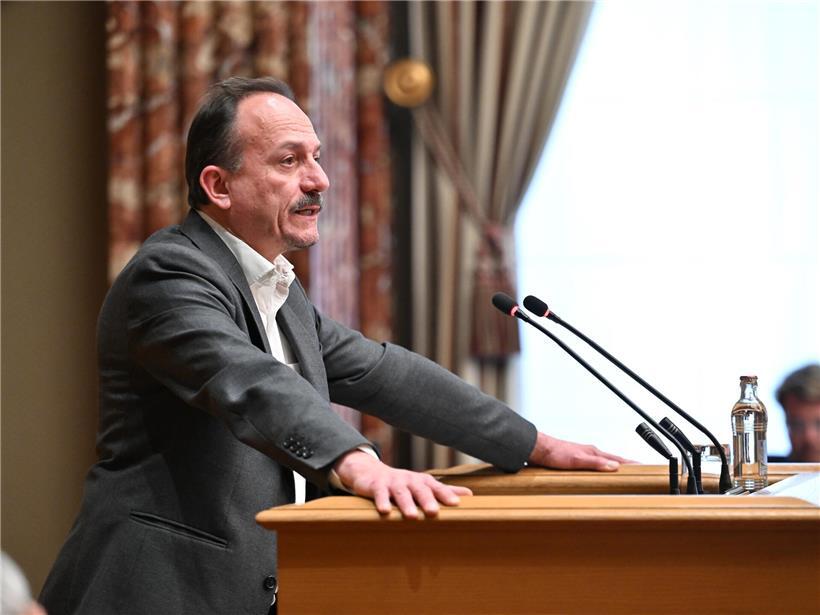 Abgeordneter Marc Baum (déi Lénk) präsentiert Vorschlag zur Verfassungserweiterung für Schwangerschaftsabbruch im Parlament