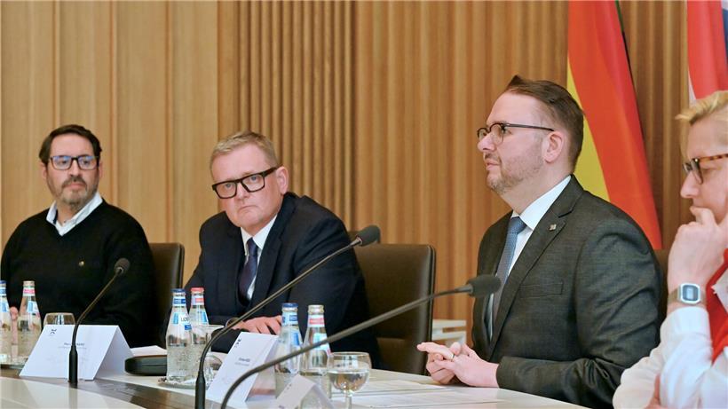 Bruno Cavaleiro, Paul Zenners, Christian Weis und Josée Hansen präsentieren das Programm der „Joyeuse Entrée“ am Dienstagmittag