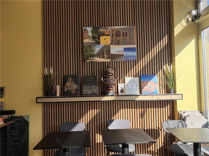 Bücher und bunte Bildcollage mit iranischen Motiven, die Kultur und Geschichte des Iran symbolisieren