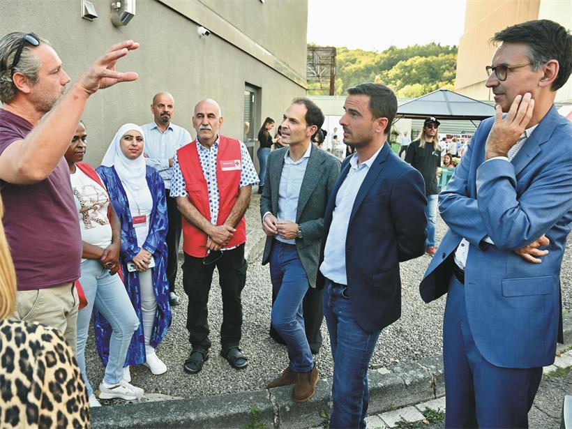 Bürgermeister Dan Biancalana, Marc Wagener, Max Hahn und Ehrenamtliche im Gespräch beim Jubiläumsfest