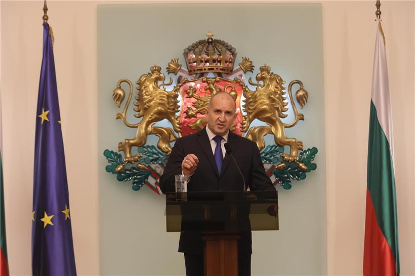 Bulgariens Präsident Rumen Radev bei Pressekonferenz zur Ankündigung seines Rücktritts vom Amt des Staatspräsidenten