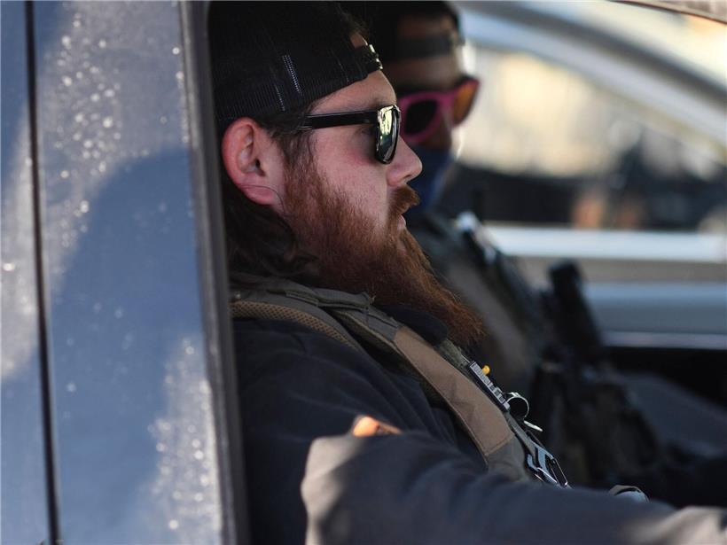 Bundesbeamte der US-Einwanderungsbehörde ICE und Grenzpolizei sitzen während Einsatz in St. Paul, Minnesota, Januar 2026 im Auto