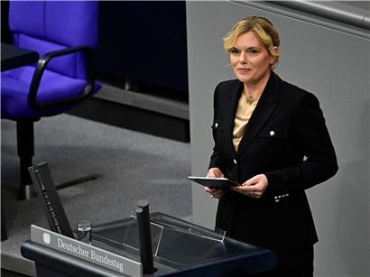 Bundestagspräsidentin Julia Klöckner spricht im Bundestag über geplante schärfere Parlamentsregeln in Deutschland