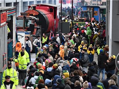 Bunte Faschingsumzug in Diekirch mit kostümierten Teilnehmern und fröhlicher Stimmung am Faschingssonntag