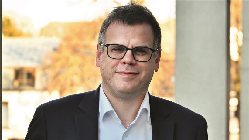 CNA-Direktor Gilles Zeimet bei einer Rede vor Publikum, Porträt und professionelle Aufnahme