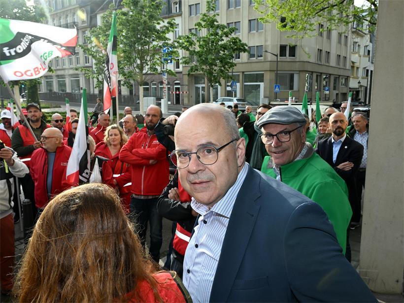 CSV-Arbeitsminister Marc Spautz spricht bei Gewerkschaftsdemonstration vor Ministerium Anfang Mai