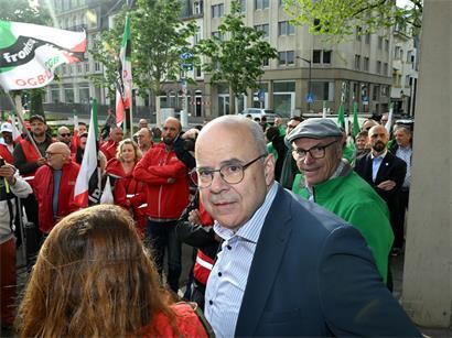 CSV-Arbeitsminister Marc Spautz spricht bei Gewerkschaftsdemonstration vor Ministerium Anfang Mai