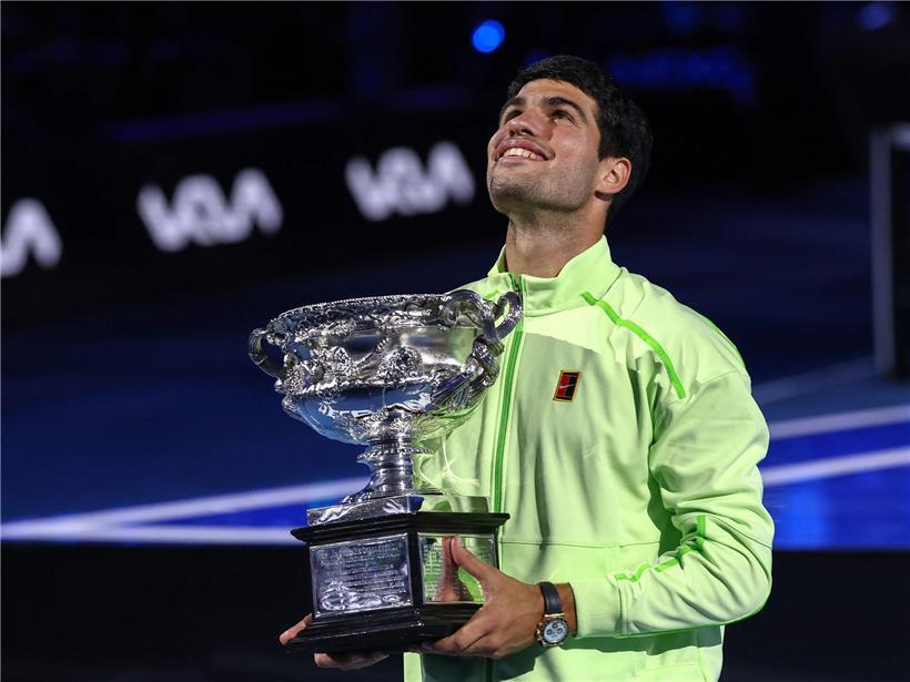 Carlos Alcaraz feiert als jüngster Spieler der Tennisgeschichte seinen Karriere-Grand-Slam-Sieg auf dem Platz