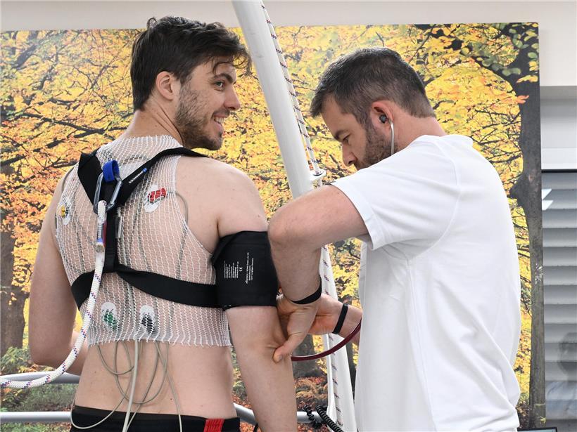 Cédric beim Leistungstest, der Startpunkt wird festgelegt für präzises Training und Leistungsanalyse