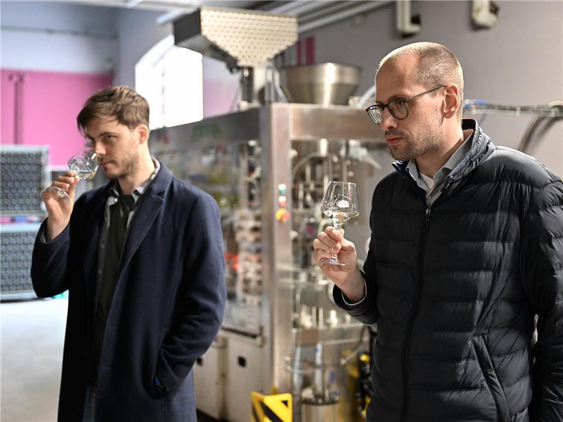 Cédric und ich probieren überrascht einen Rivaner Weißwein, der unserer Vorstellung sehr nahekommt.