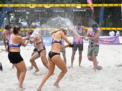 Champagnerdusche im Sand bei den „Luxembourg Beach Open“