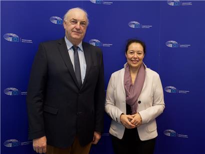 Charle Goerens und Isabel Wiseler-Lima bei Abstimmung, Gegenstimme zum Gesetzesentwurf, Politik Luxemburg, Parlamentssitzung