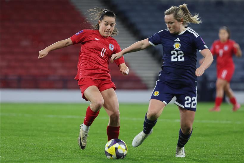 Charlotte Schmit und Team unter Druck im Fußballspiel gegen Schottland, intensive Spielsituation und Abwehrkampf sichtbar