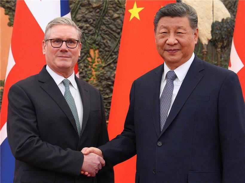 Chinas Präsident Xi Jinping und britischer Premierminister Keir Starmer bei Gesprächen zur Stärkung der bilateralen Beziehungen amid US-Herausforderungen