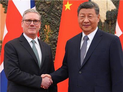 Chinas Präsident Xi Jinping und britischer Premierminister Keir Starmer bei Gesprächen zur Stärkung der bilateralen Beziehungen amid US-Herausforderungen