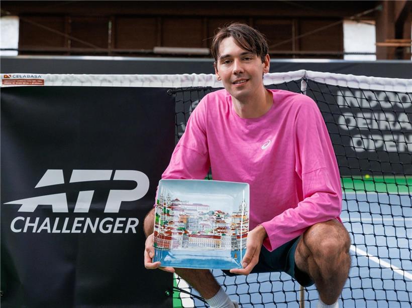 Chris Rodesch hält stolz die Oeiras-Tennistrophäe bei Siegerehrung