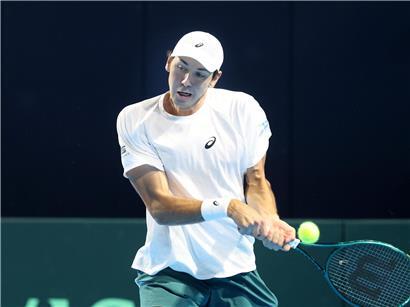 Chris Rodesch spielt als erster Spieler ein Einzelmatch im Tennisturnier