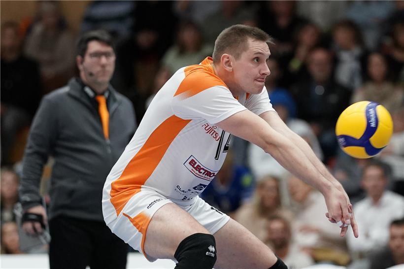 Chris Zuidberg und Lorentzweiler feiern dritten Platz in der Meisterschaft mit Pokal und Medaillen