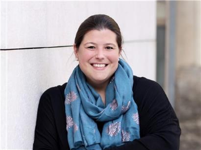 Christine Zimmer, Direktorin von Info-Handicap, spricht auf einer Konferenz über Inklusion und Barrierefreiheit