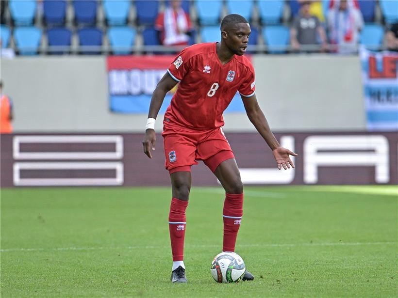 Christopher „Kiki“ Martins Pereira, luxemburgischer Fußballnationalspieler mit kapverdischen Wurzeln, in Nationalmannschaftsjacke