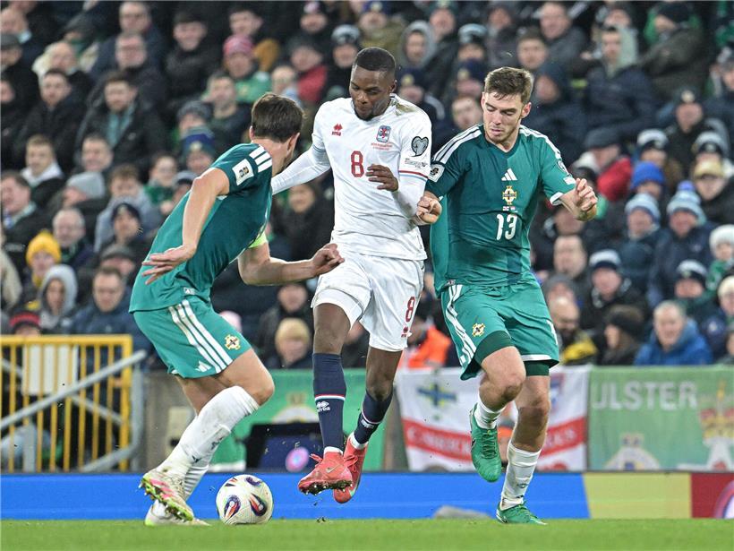 Christopher Martins und Team blicken fokussiert auf die Herausforderungen im März während eines wichtigen Meetings