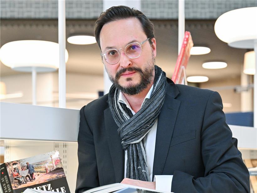 Porträt von Claude Conter, luxemburgischer Fußballspieler in sportlicher Kleidung vor neutralem Hintergrund