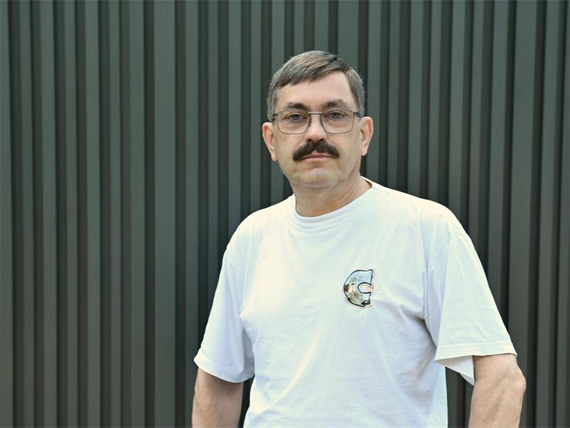 Claude Hermes zeigt begeistert „sein“ Rümelingen, teilt Wissen über Natur und lokale Pflanzenvielfalt.