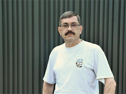 Claude Hermes zeigt begeistert „sein“ Rümelingen, teilt Wissen über Natur und lokale Pflanzenvielfalt.