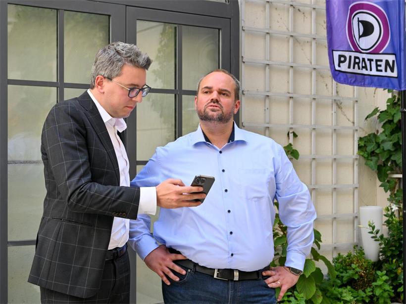 Clement und Goergen bei einer Pressekonferenz im Sommer 2024