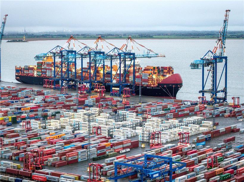 Containerschiffe im Hafen bei Sonnenaufgang, Frachtschiffe laden Container für internationalen Versand