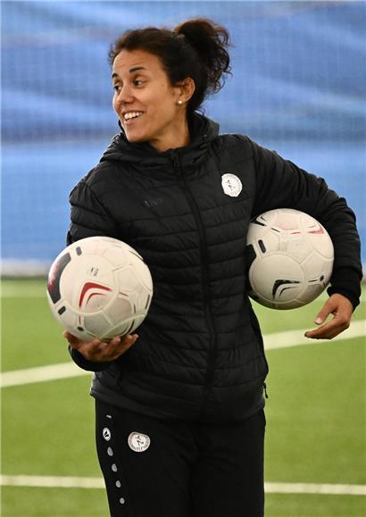 Cristina Correia denkt nach, bevor sie eine wichtige Zusage trifft, Entscheidungssituation, Bedenkzeit, nachdenkliche Frau