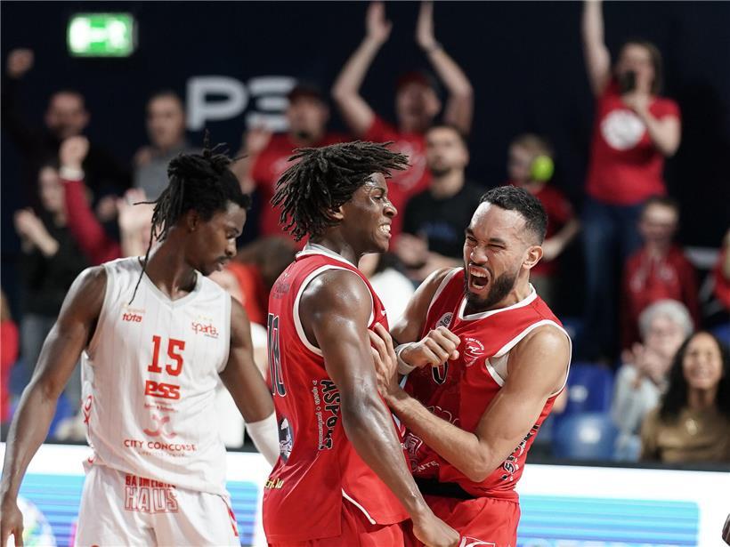 Comeback-Sieg im Halbfinale, DJ Wilson rechts jubelt begeistert über den entscheidenden Moment