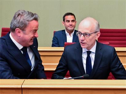 DP-Außenminister Xavier Bettel lächelt, beliebtester Politiker Luxemburgs, neben CSV-Premier Luc Frieden und DP-Familienminister Max Hahn