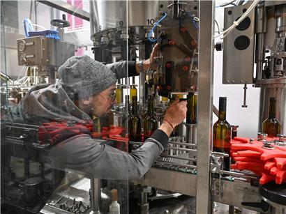 Damit es losgehen kann, muss die Maschine erst justiert werden