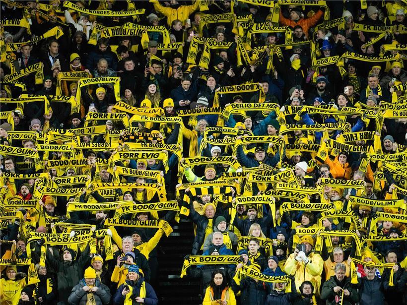 Überraschtes Publikum bei unerwartetem Ereignis, das selbst treue Fans verblüfft und begeistert