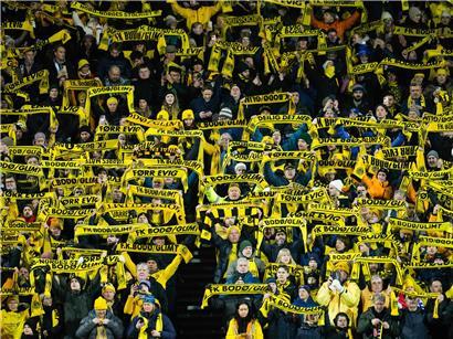 Überraschtes Publikum bei unerwartetem Ereignis, das selbst treue Fans verblüfft und begeistert