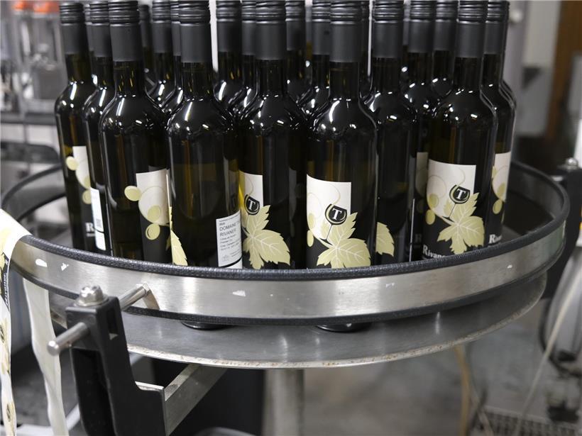 Verkaufsfertige Flasche Rivaner Weißwein mit Etikett, bereit für den Verkauf und Genuss