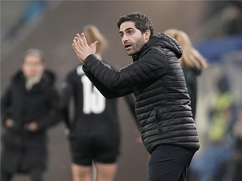 Porträt von Dan Santos, professioneller Unternehmer und Redner, vor neutralem Hintergrund