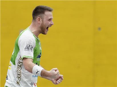 Dan Scheid und HBK jubeln gemeinsam nach dem Einzug ins Pokal-Halbfinale im Handballspiel
