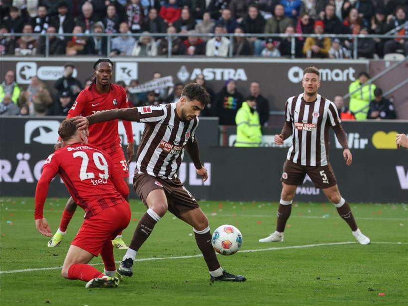 Danel Sinani erzielt Tor für St. Pauli gegen Freiburg, doch Team bleibt auf Relegationsplatz in der Bundesliga.