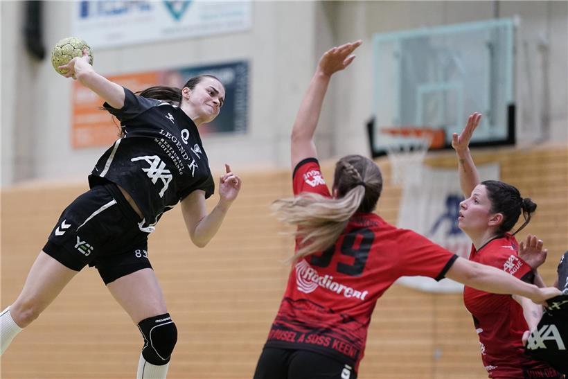 Daria Milek jubelt nach ihrem zehnten Tor im Fußballspiel, dynamisch und erfolgreich auf dem Spielfeld