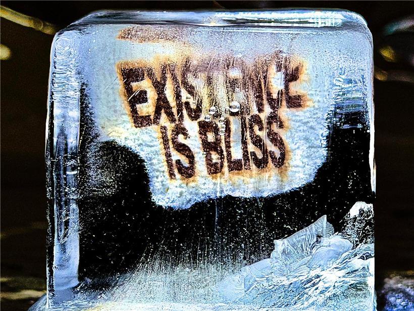 Das Album Existence Is Bliss erhält von Kai Florian Becker 8 von 10 Punkten