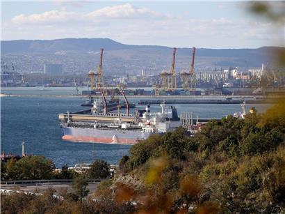 Öltanker im Hafen von Noworossijsk im Oktober 2022, großes Frachtschiff vor Industriehintergrund am Schwarzen Meer