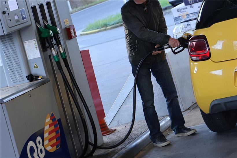 Auto an Tankstelle, volltanken teuer wegen hoher Kraftstoffpreise aktuell